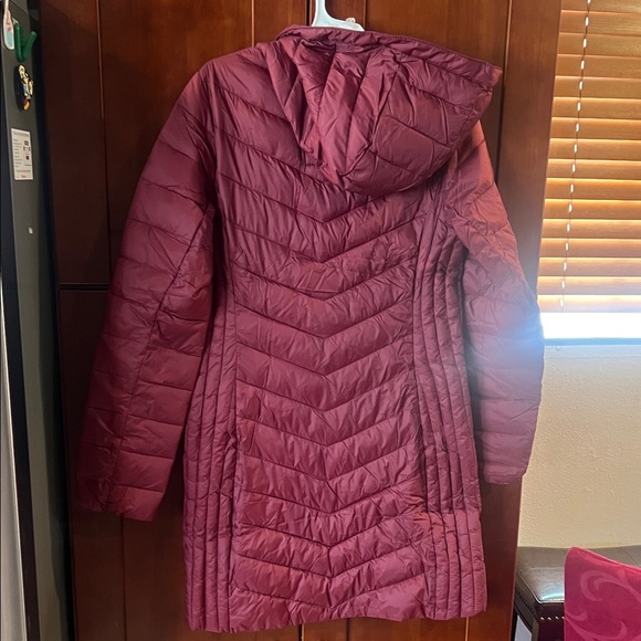 Hollister Women's Maroon Puffer Coat - Picture 3 of 3